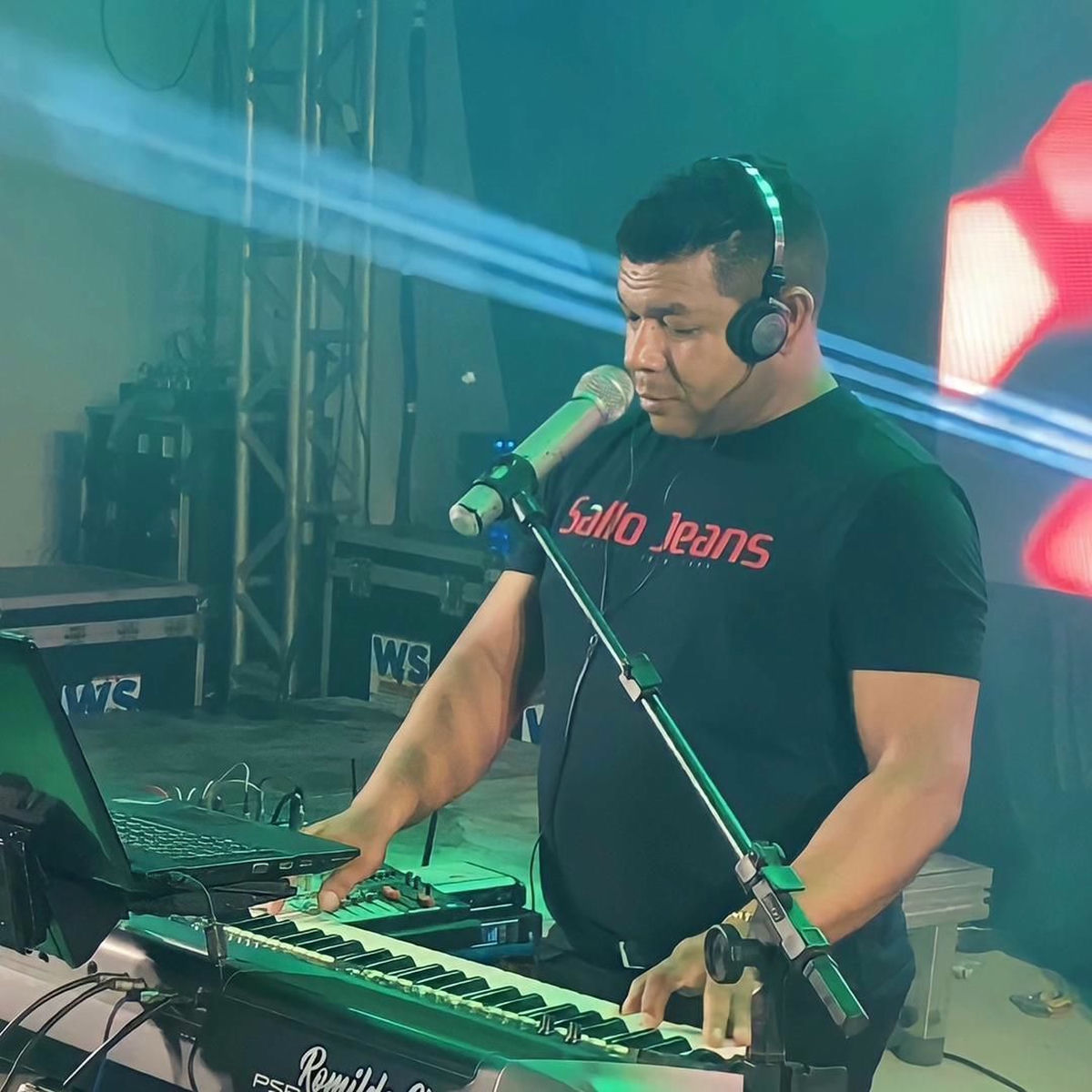 Artist picture of Romildo Show