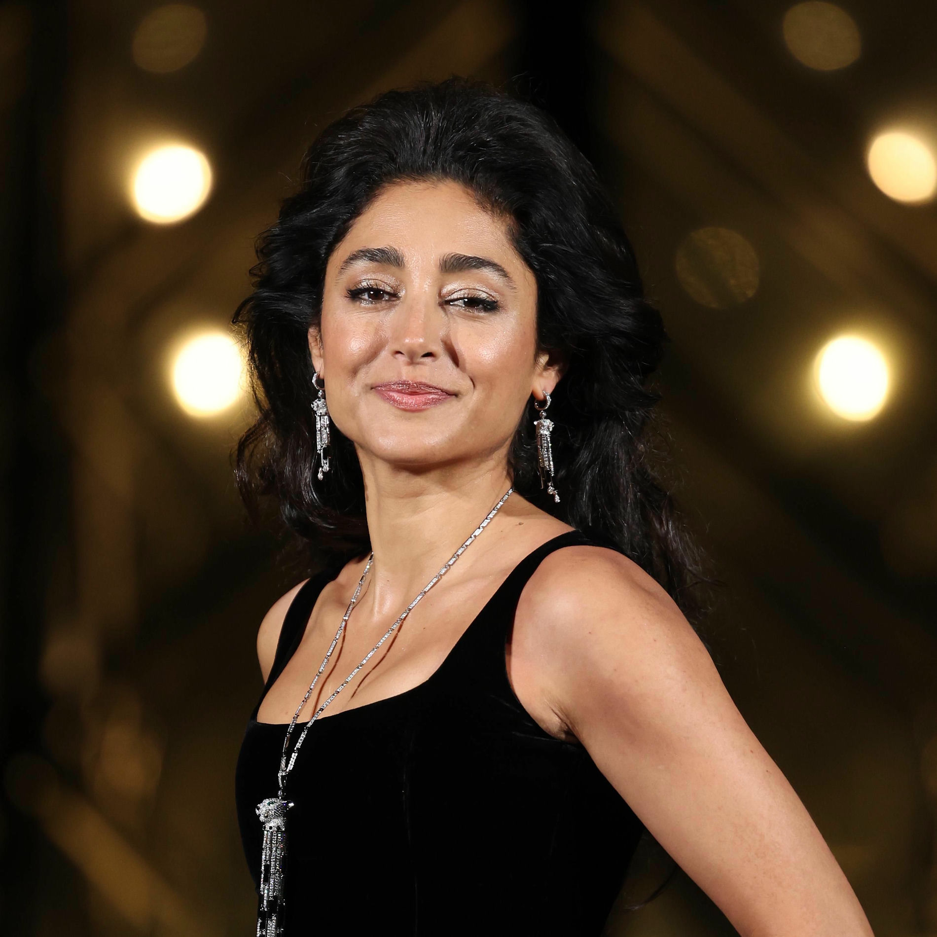 Bir yigit hovuzda ikkita qizni yalaydi