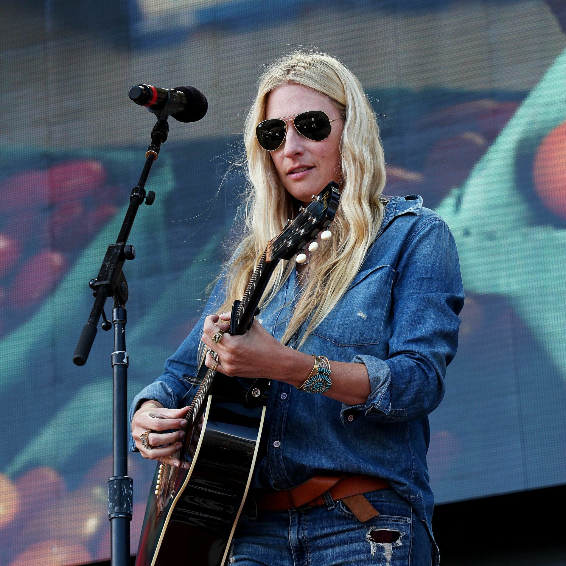 Artist picture of Holly Williams