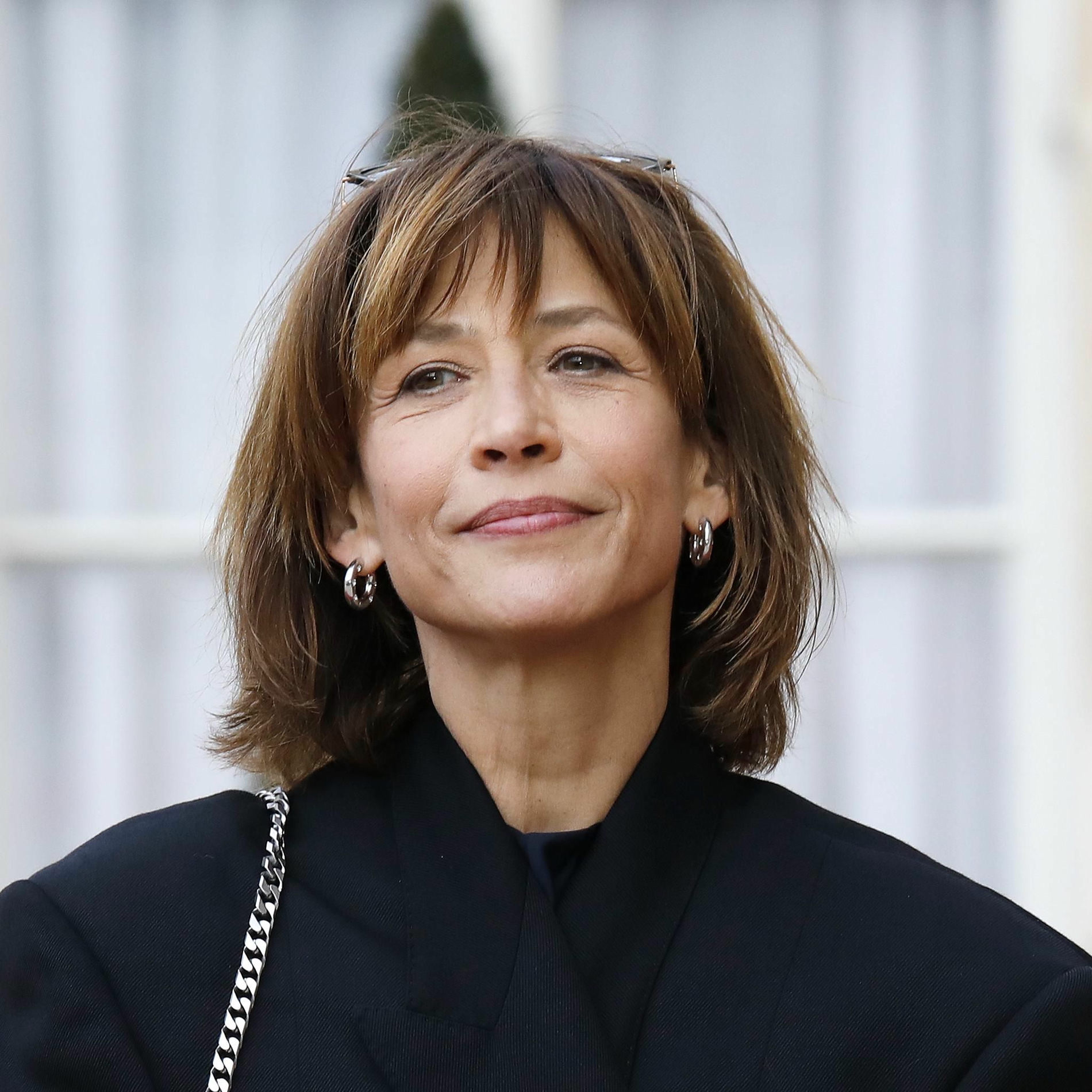 Sofi Marso yalangoch, oyoqlari yoyilgan Sofi Marso yalangoch, oyoqlari yoyilgan