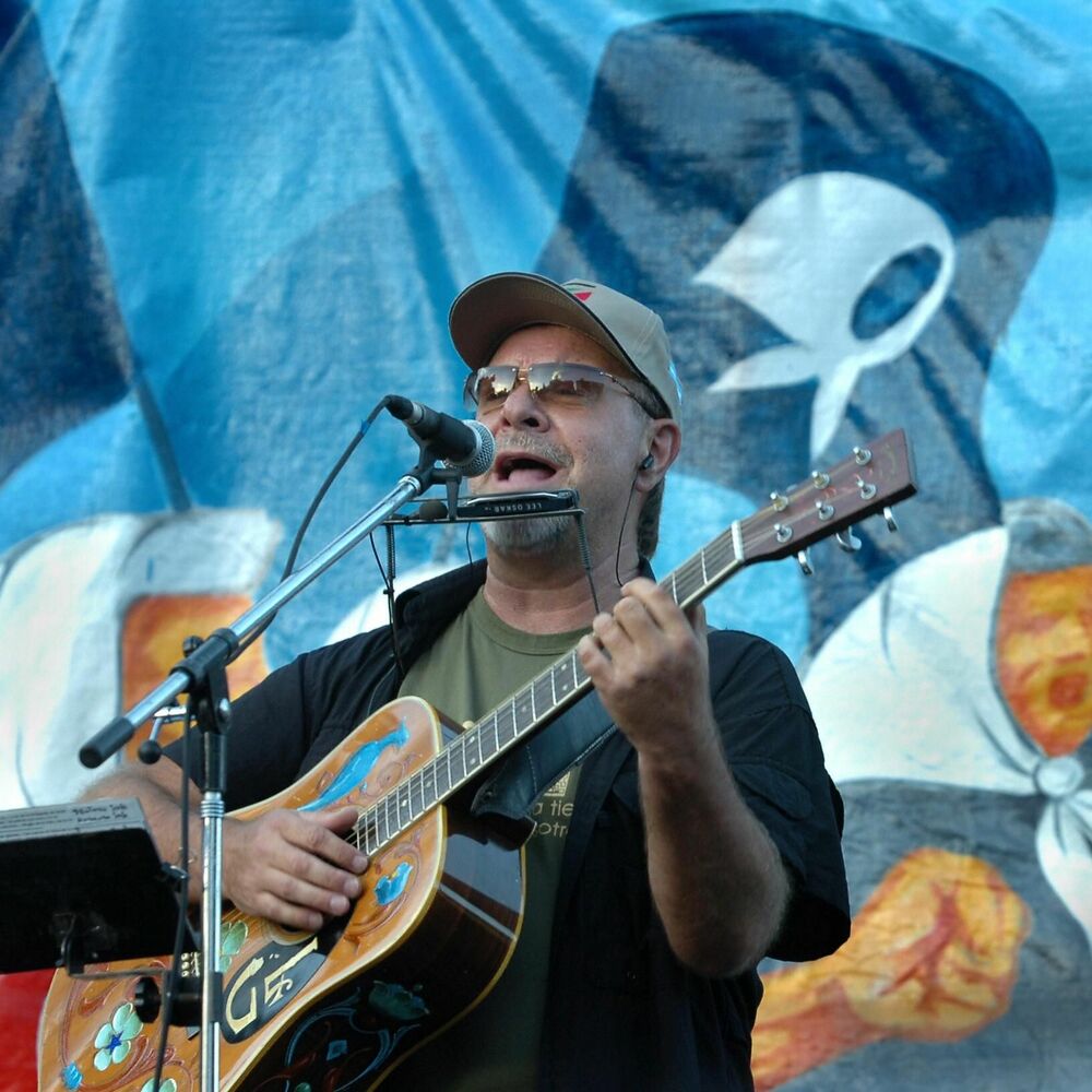 Picture of Leon Gieco