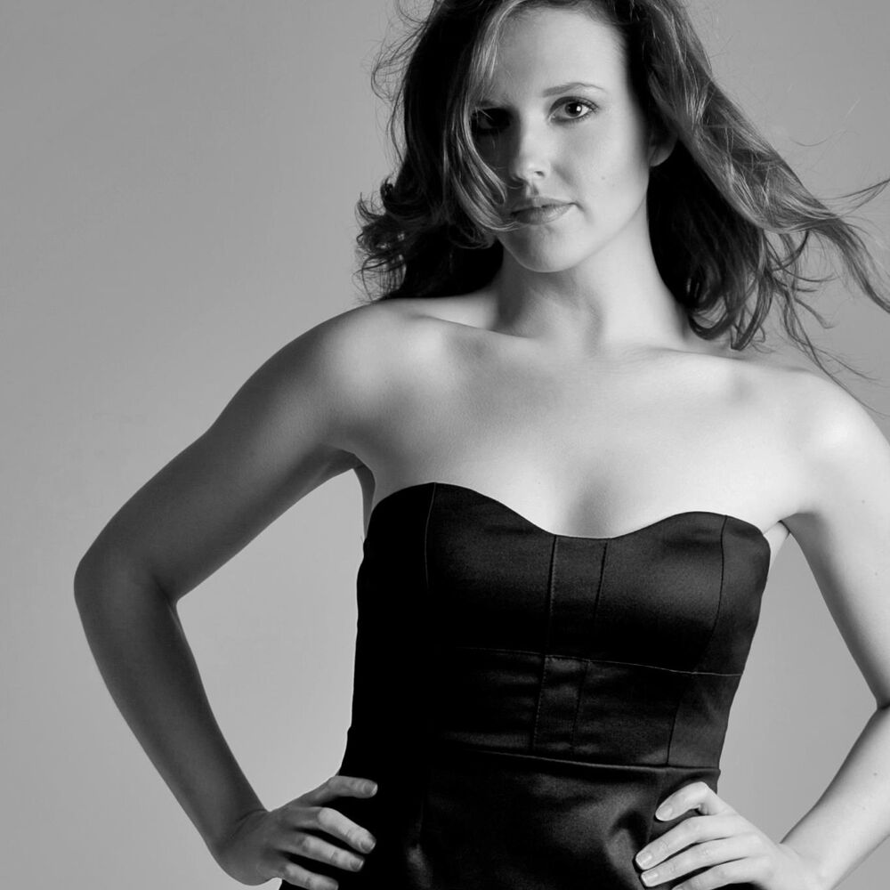 Picture of Halie Loren