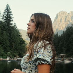Picture of Leanna Crawford