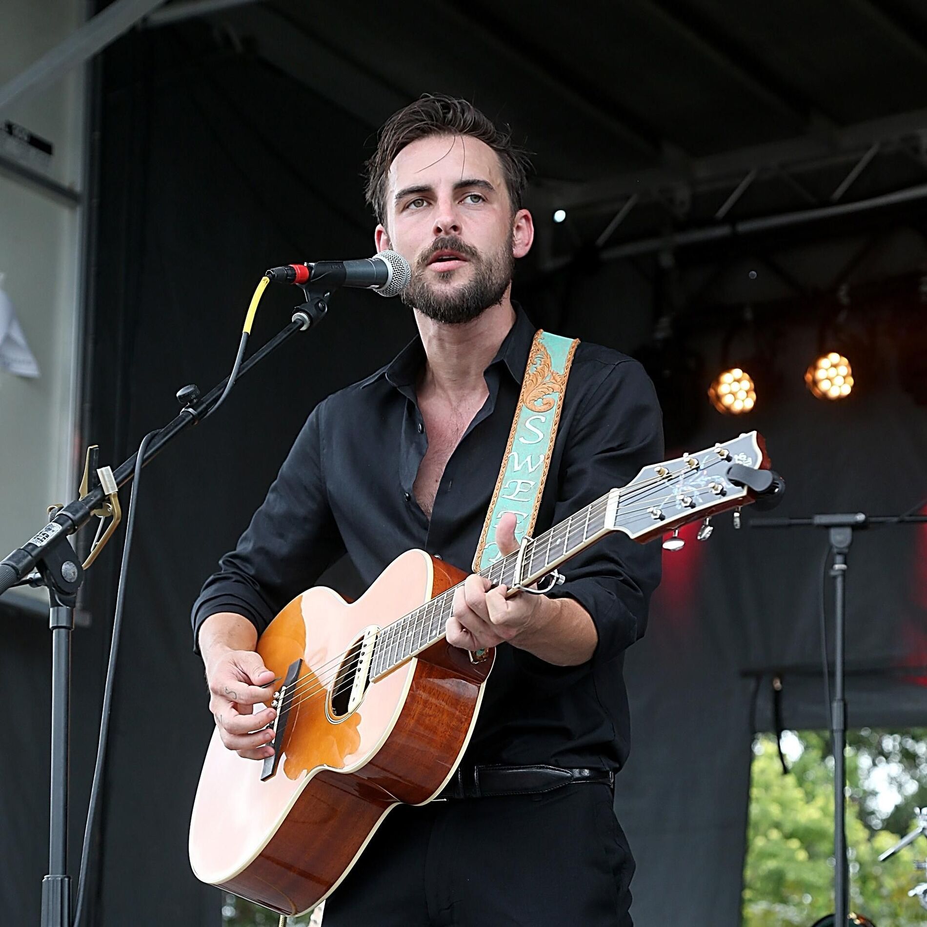 Artist picture of Robert Ellis