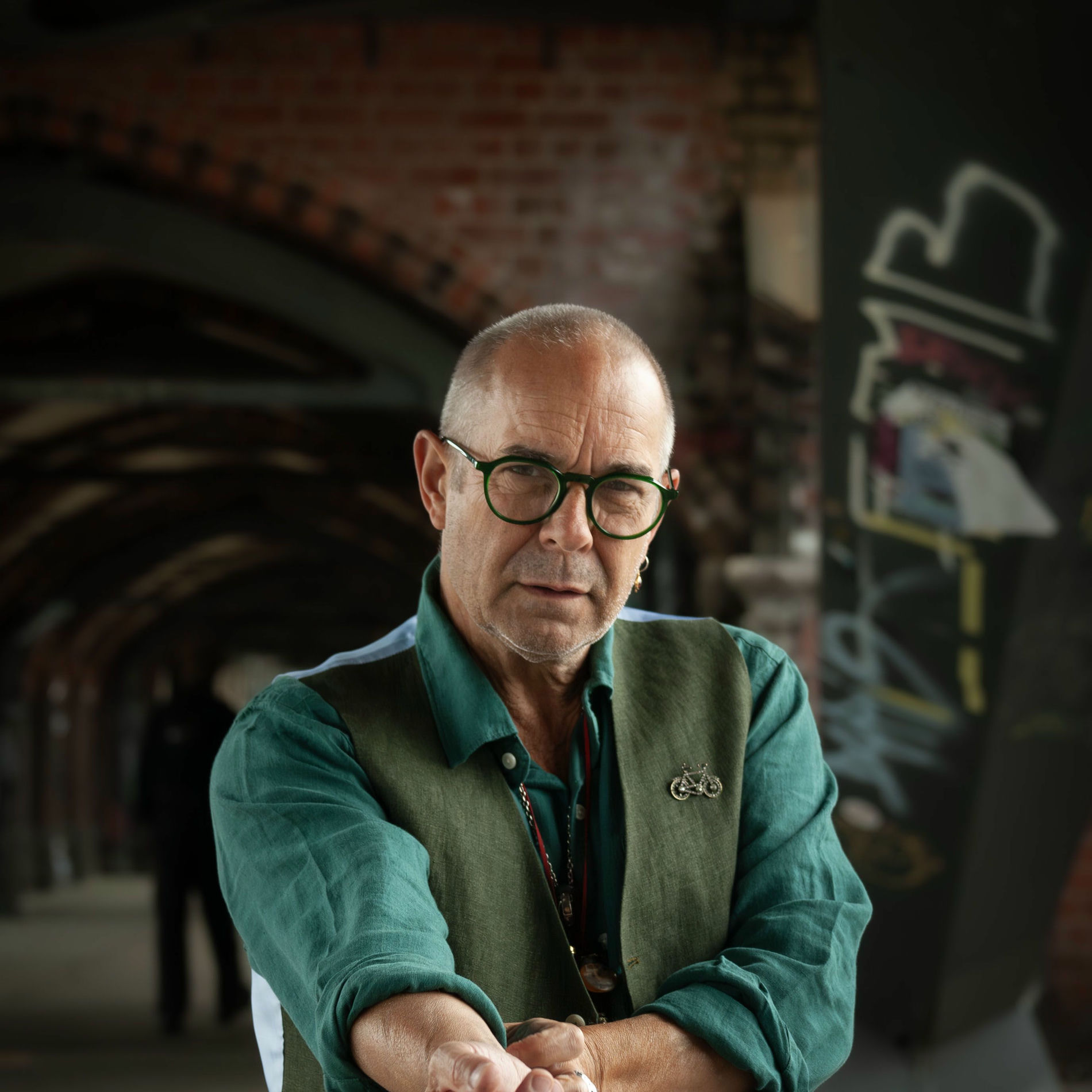 Artist picture of Roger Eno