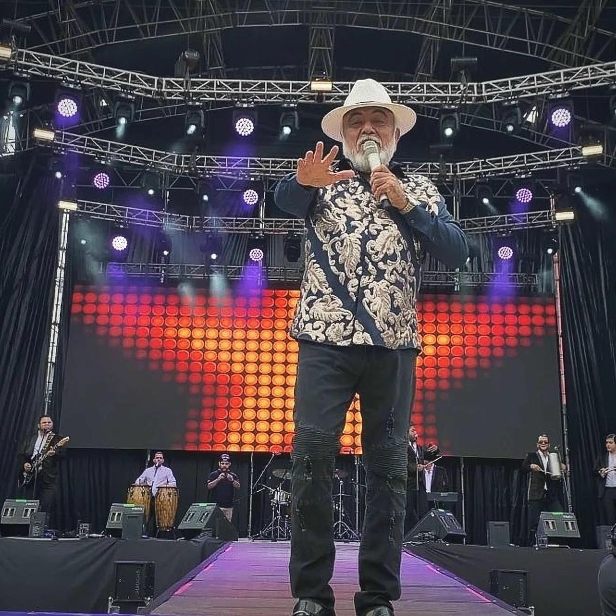 J.L.B. Y Cía