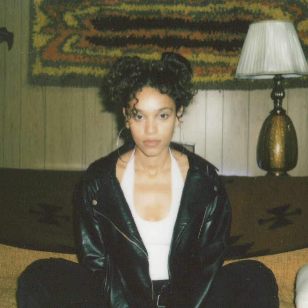 Picture of Izzy Bizu