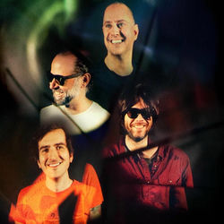 Avec le soleil sortant de sa bouche