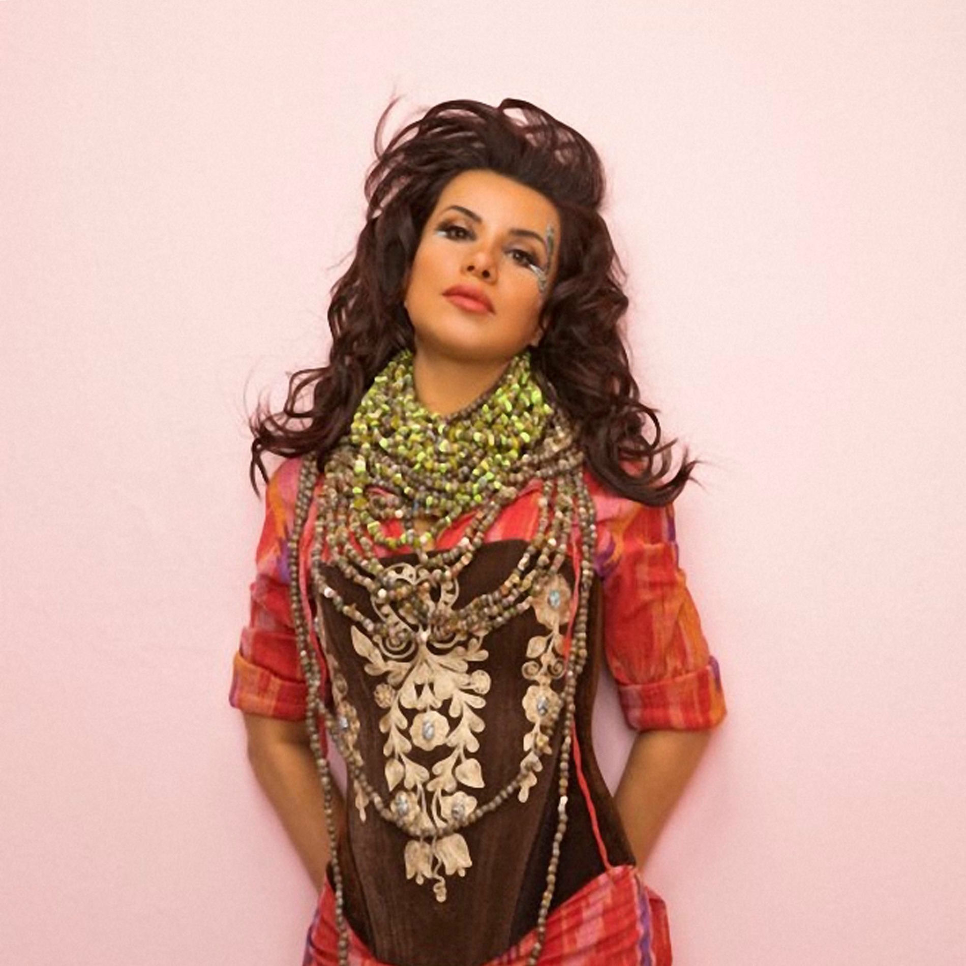 Yosh, busty qoramagiz oq divanda bir yigit tomonidan sikiladi. Tranny gozal becerdin oladi