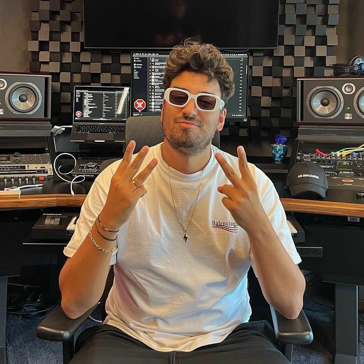 Artist picture of Arem Ozguc