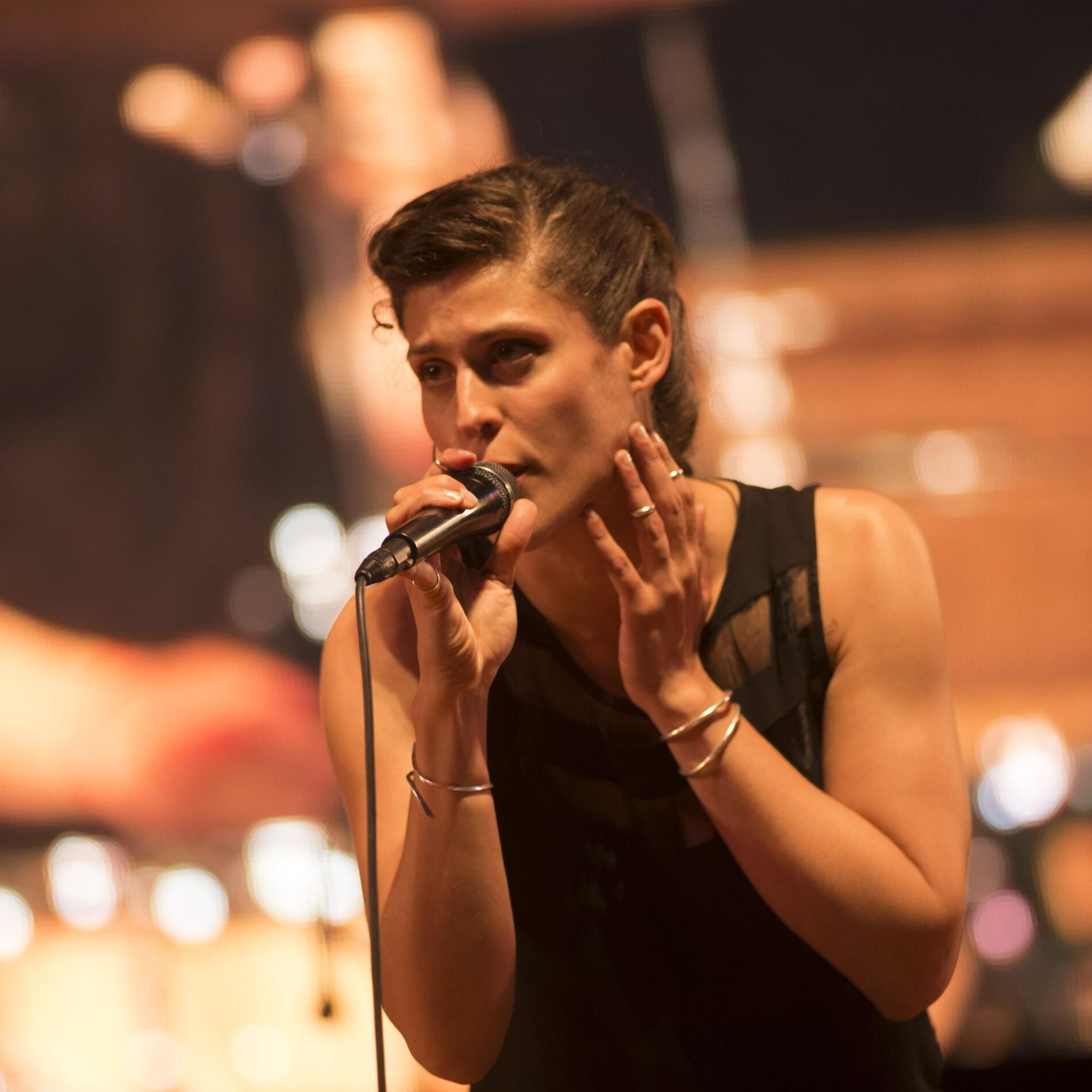 Artist picture of Dessa