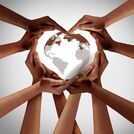 LA MAIN SUR LE COEUR