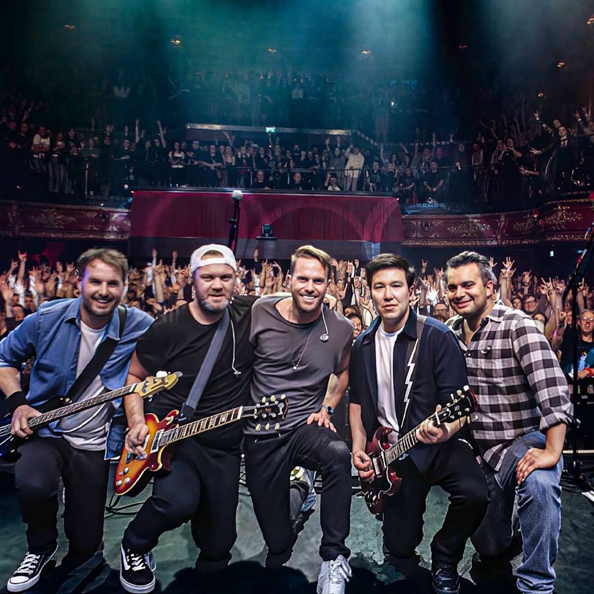 Artist picture of Elliot Minor