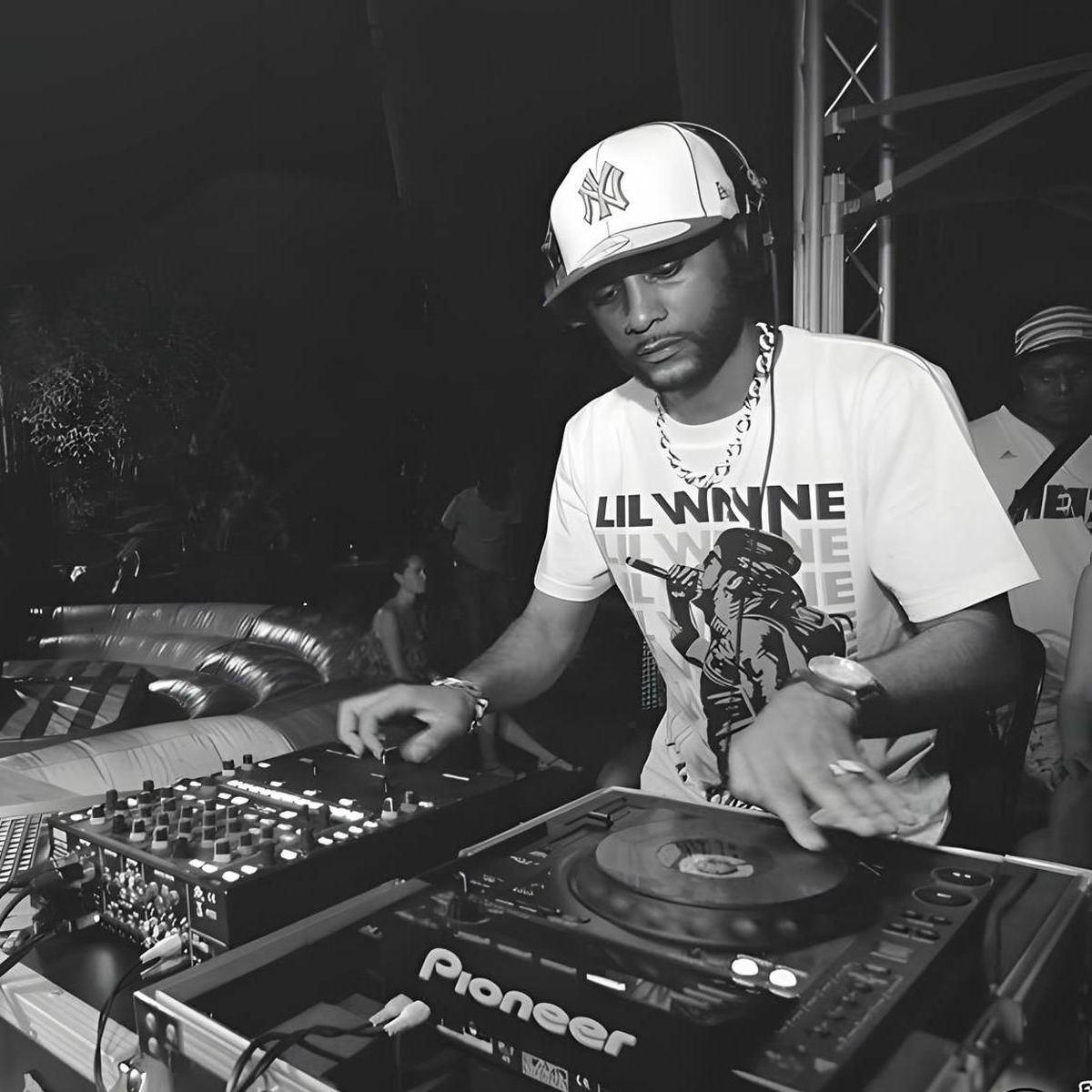 VJ Awax