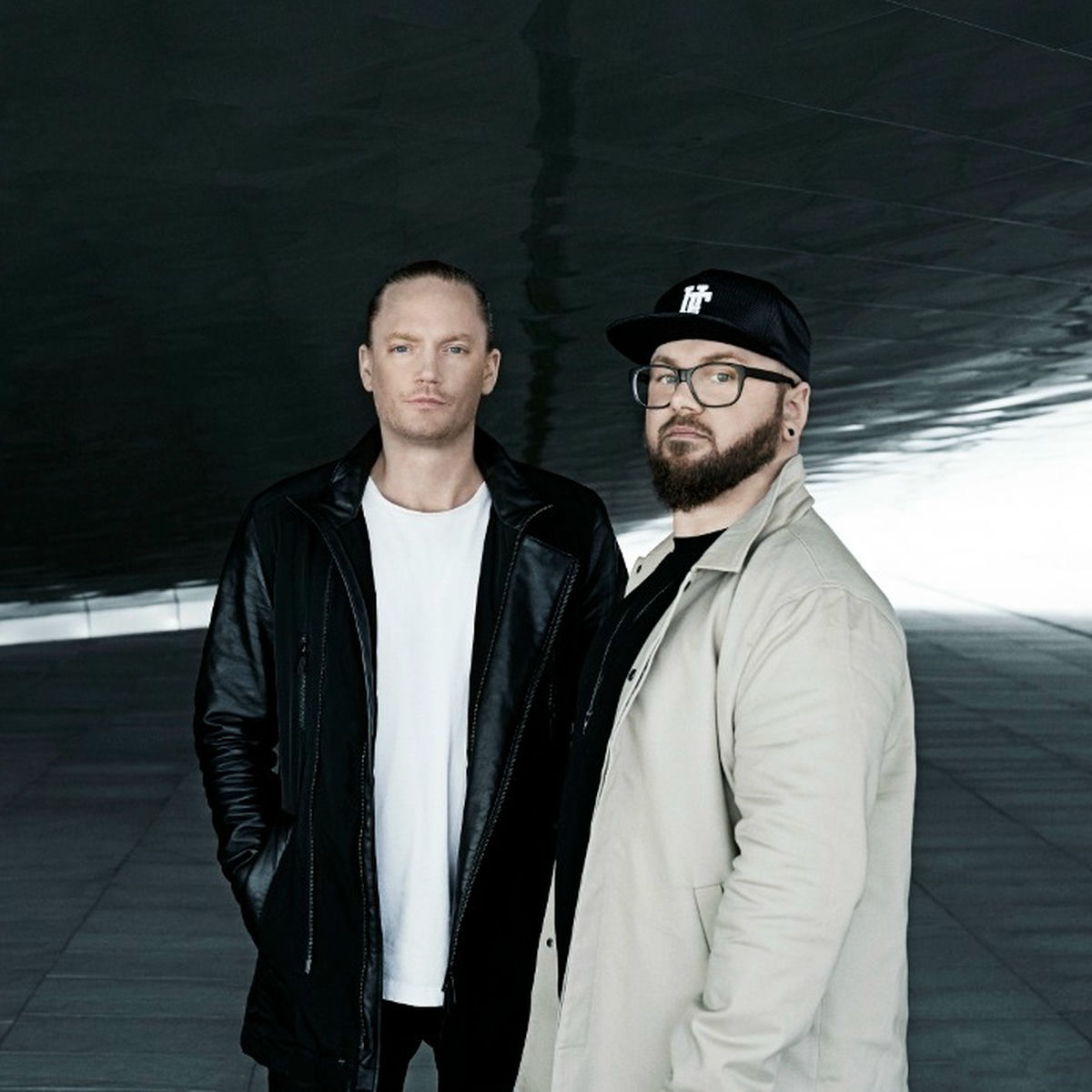 Artist picture of TooManyLeftHands