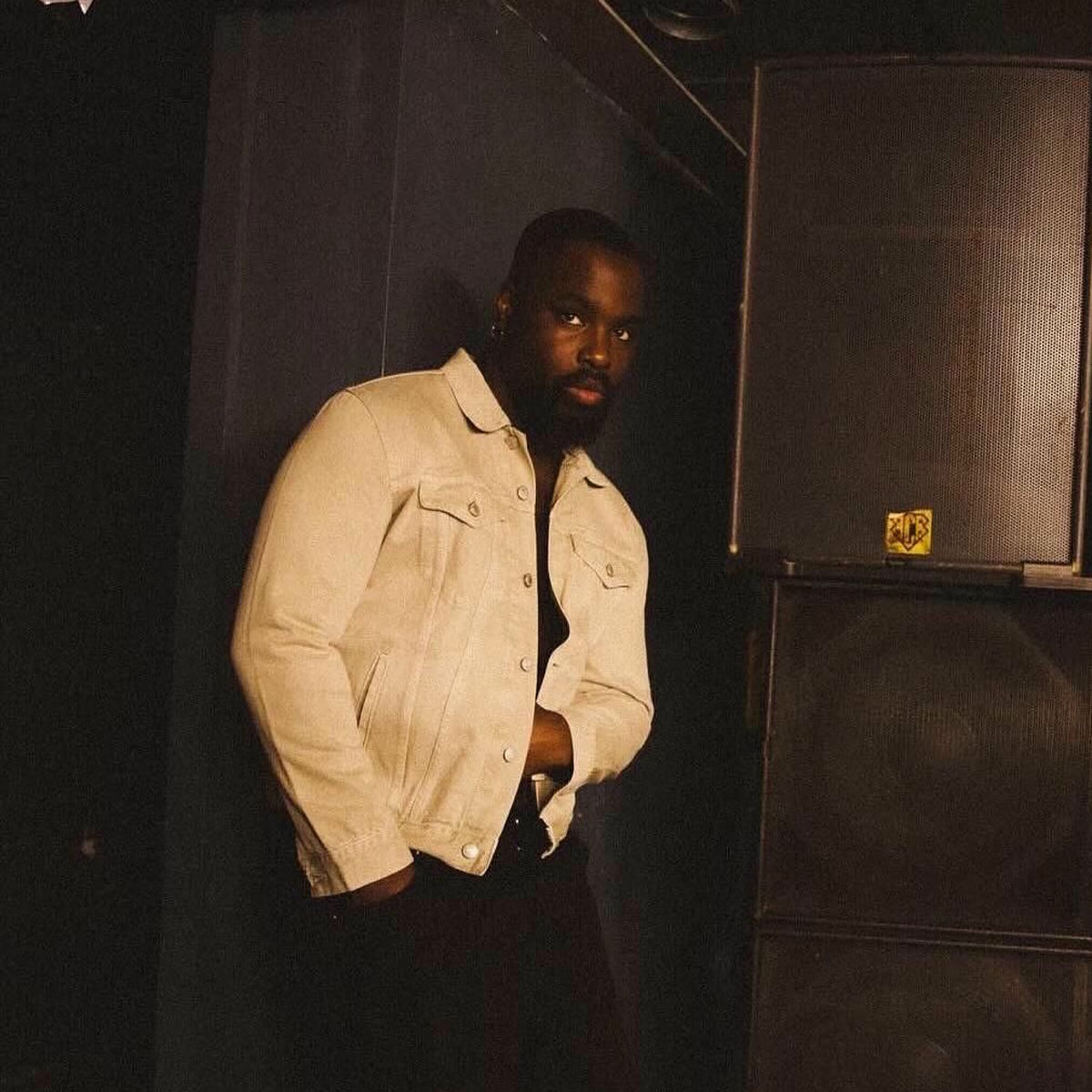 Artist picture of Dayo Bello