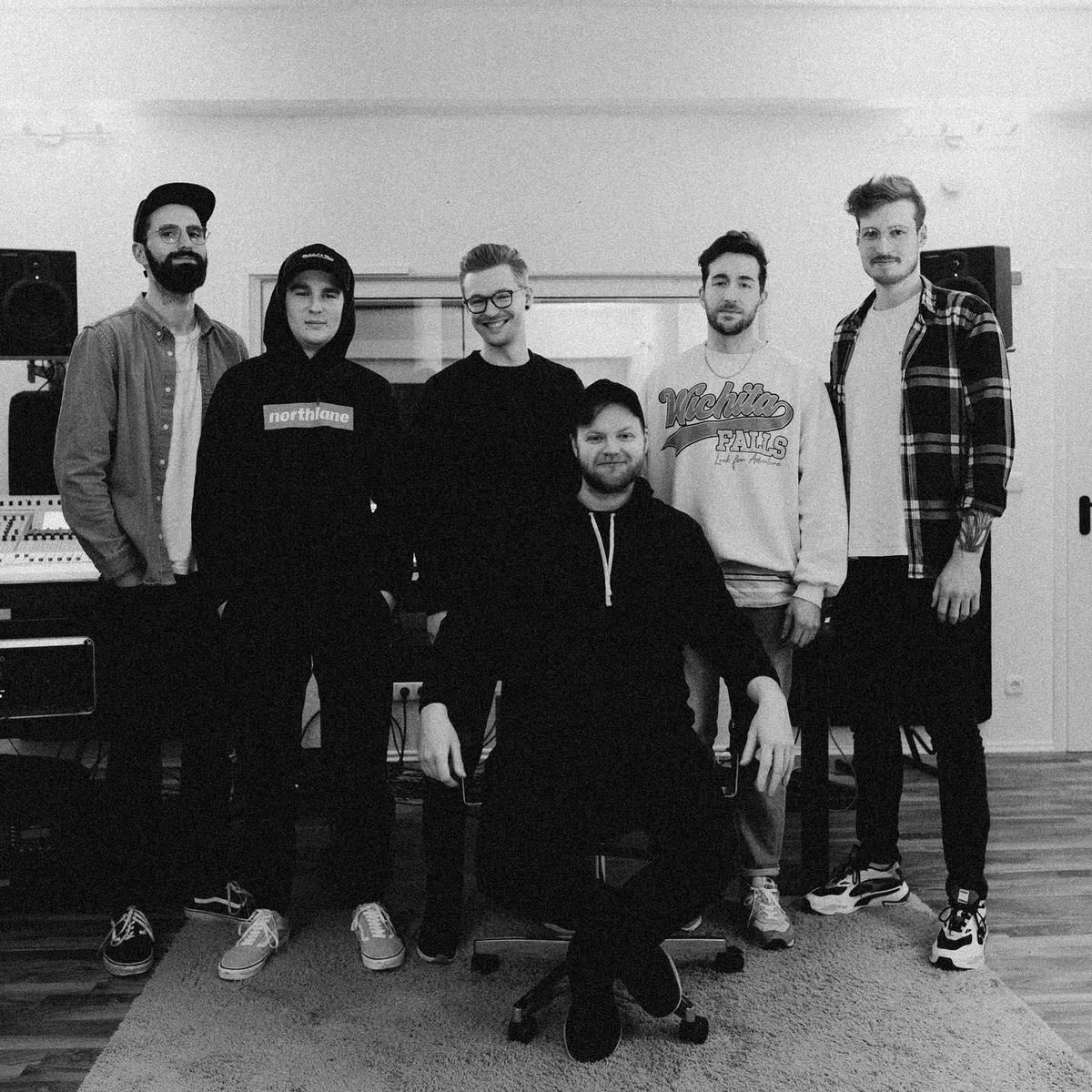 Artist picture of Elwood Stray