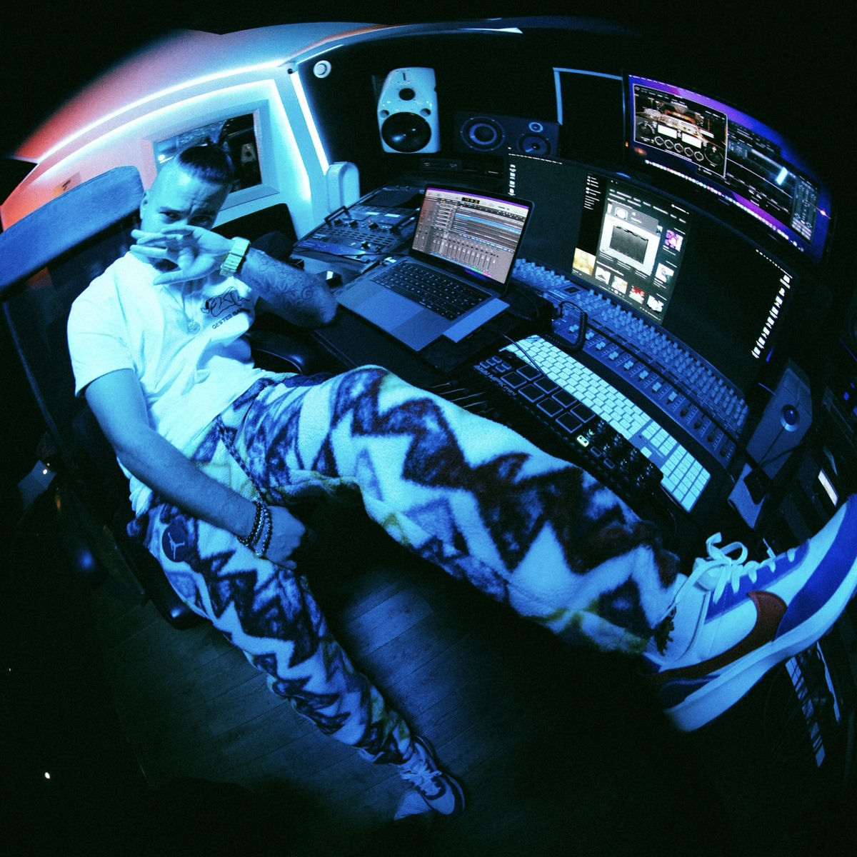 Artist picture of L.B. One