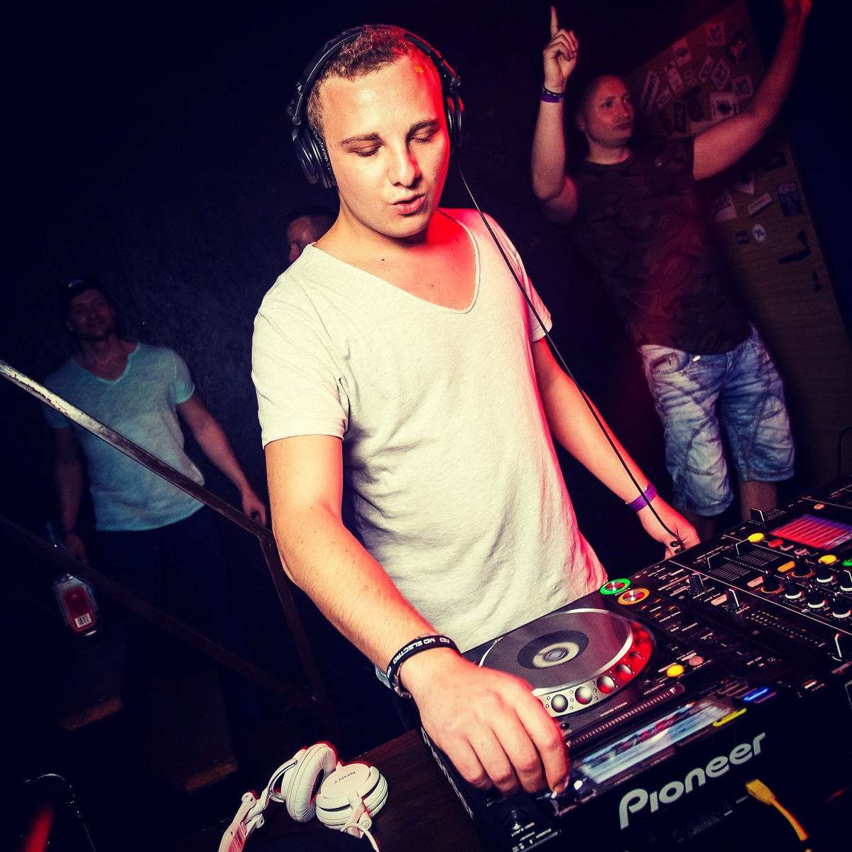 Artist picture of Emdey