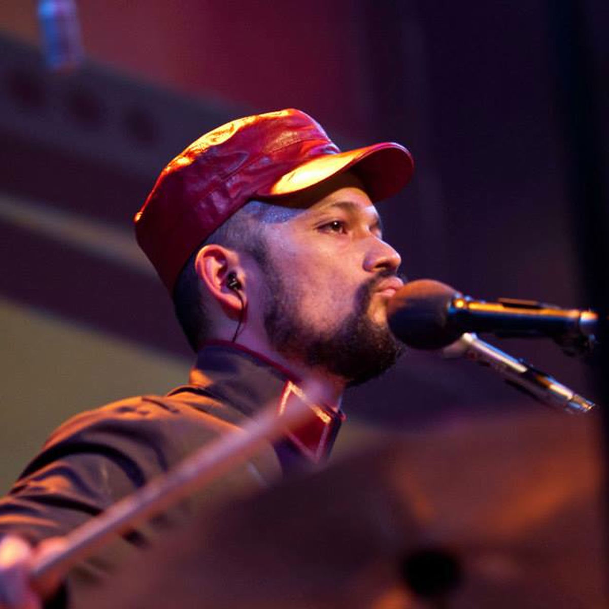 Artist picture of Curumin