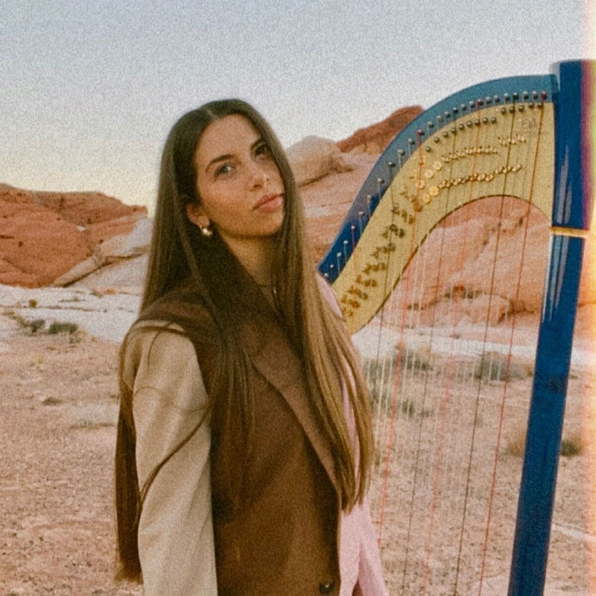 Artist picture of Lara Somogyi