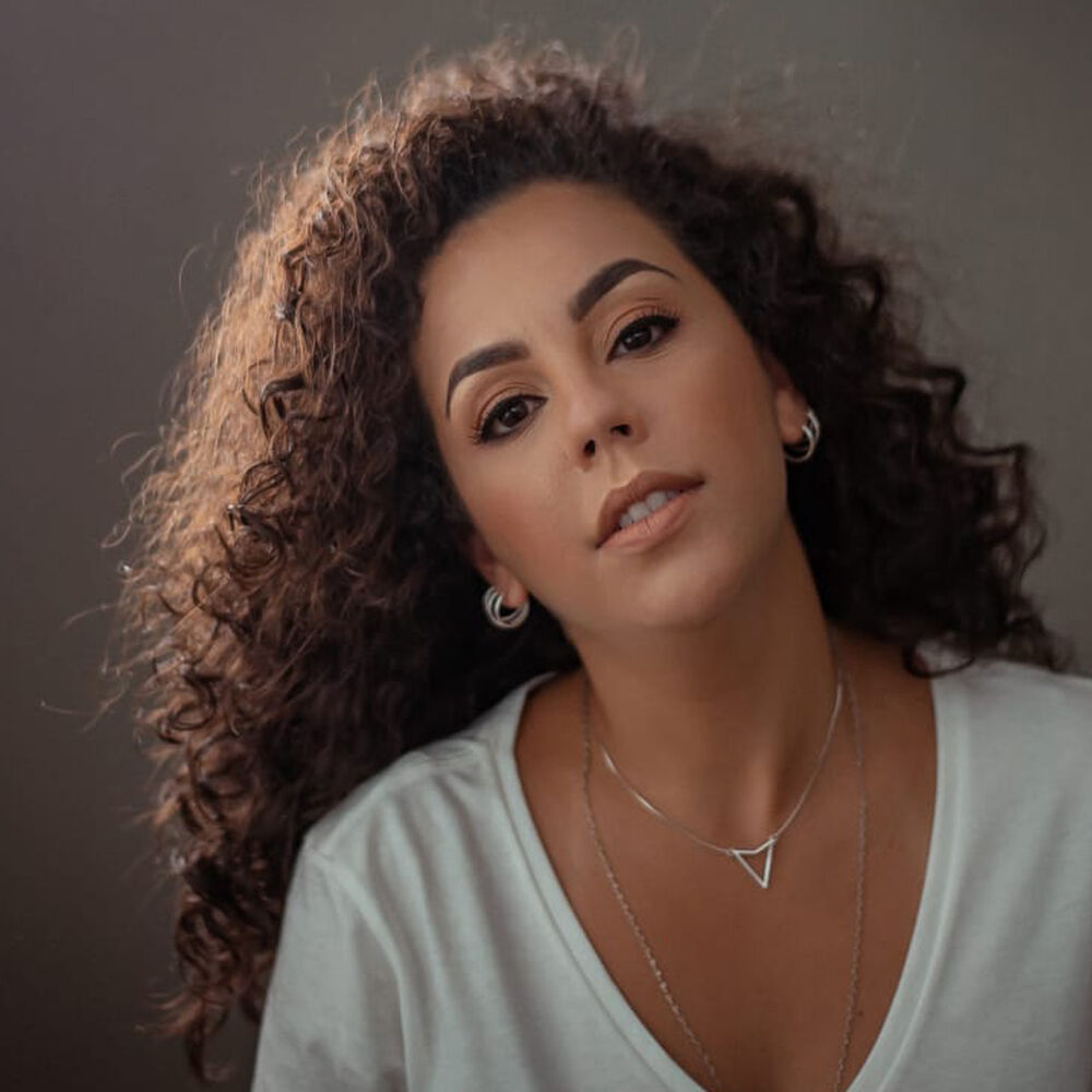 Picture of Lari Macário