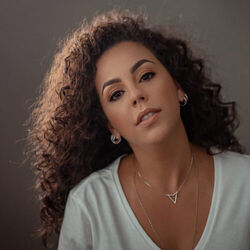 Picture of Lari Macário