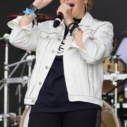 Picture of Hazell Dean