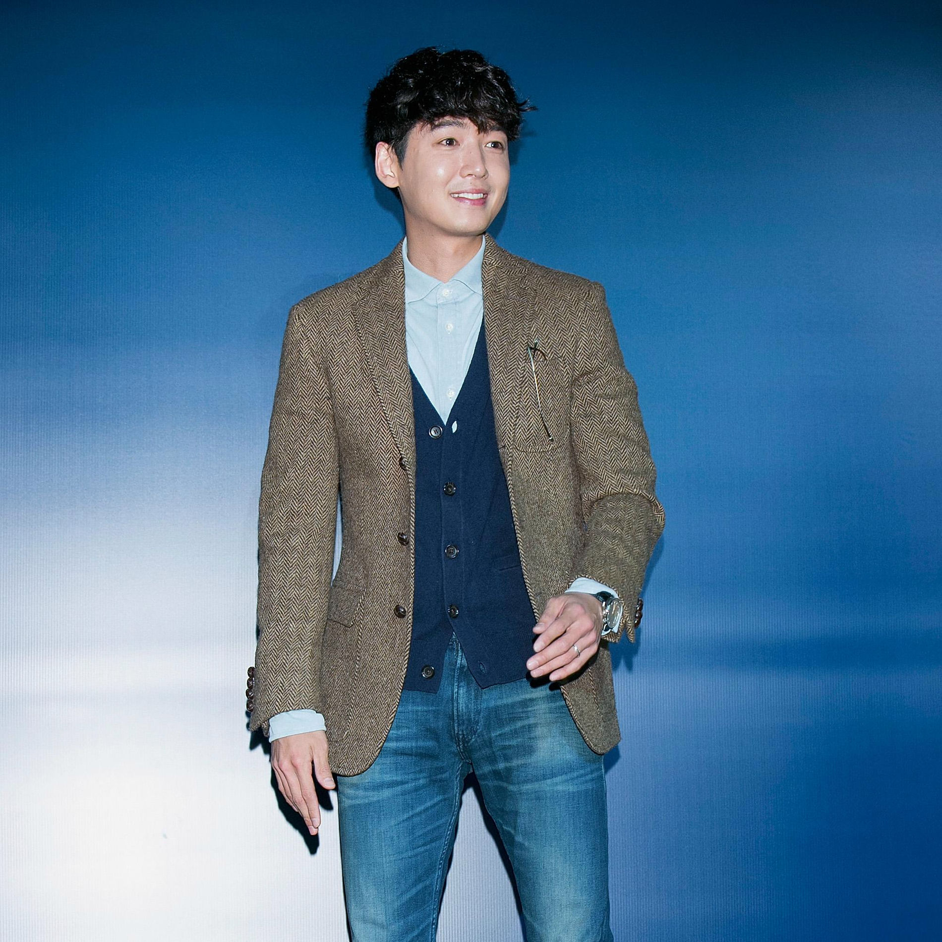 jung Jung Kyung Ho: albums, songs, playlists | Listen on Deezer