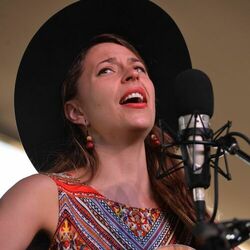 Picture of Lindsay Lou