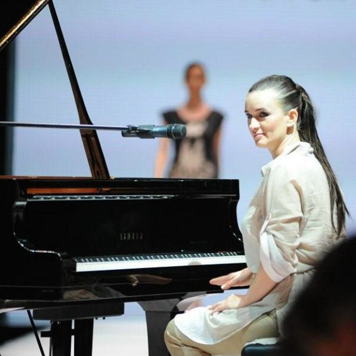 Artist picture of Anjelika Akbar