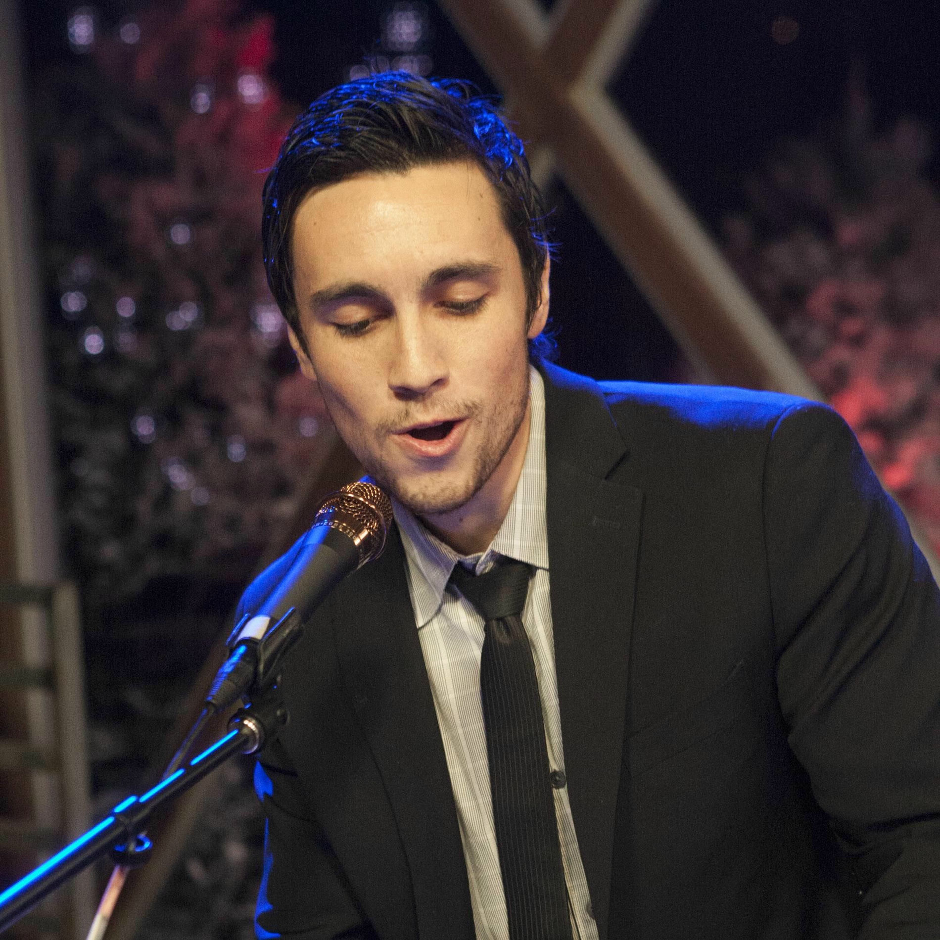 Artist picture of Chester See