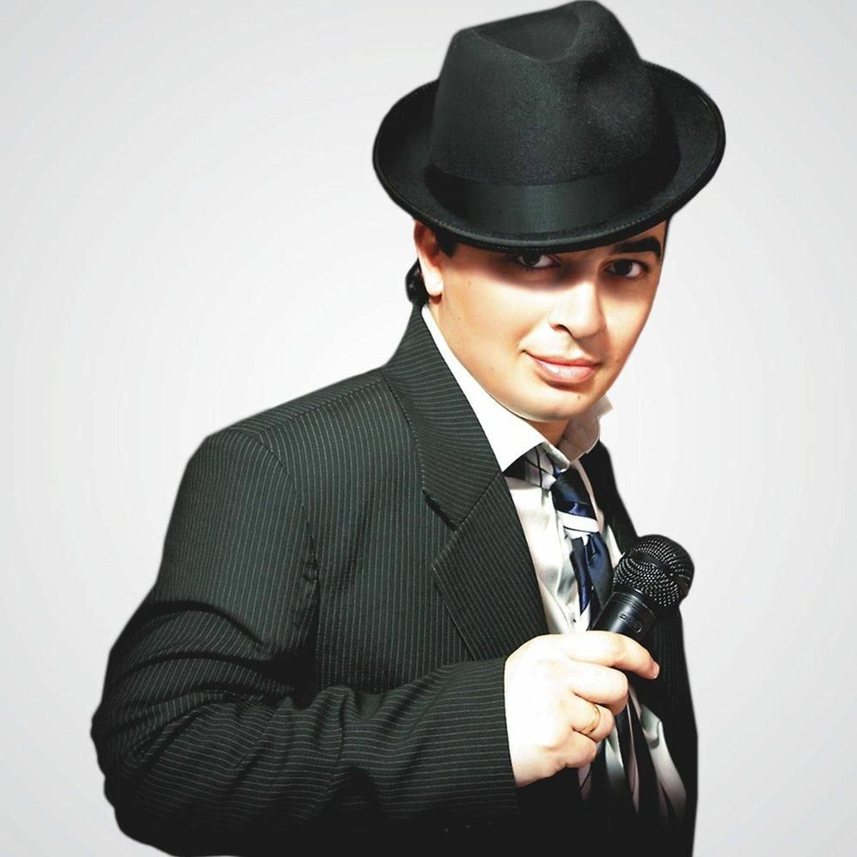 Тығыз киімдегі брюнетканың спорттық бөксесі бейне Қояндардың кейбір қояндар схемасы