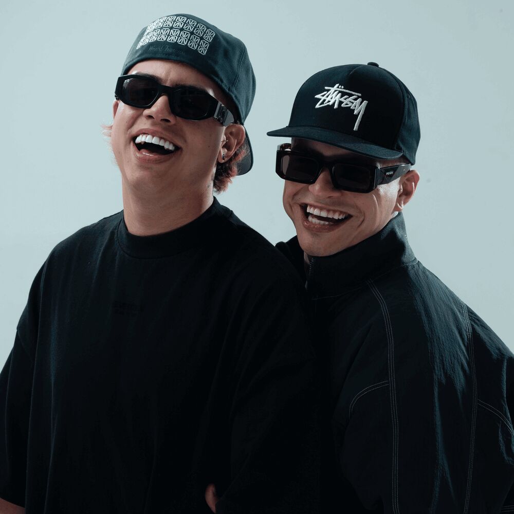 Picture of La T y la M