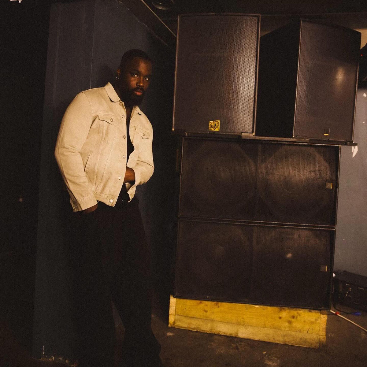 Artist picture of Dayo Bello