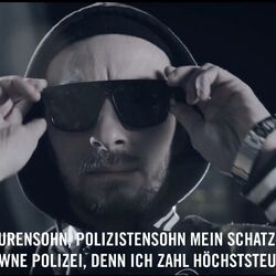 Picture of POL1Z1STENS0HN a.k.a. Jan Böhmermann