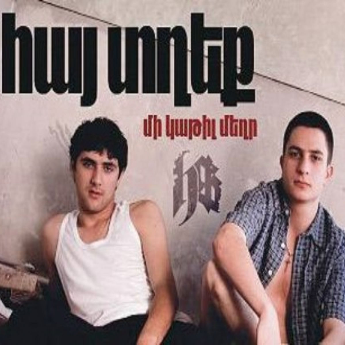 Stol ostidagi yashirin kamera orgazmi Erotik bir qismli chiziqli suzish kostyumi