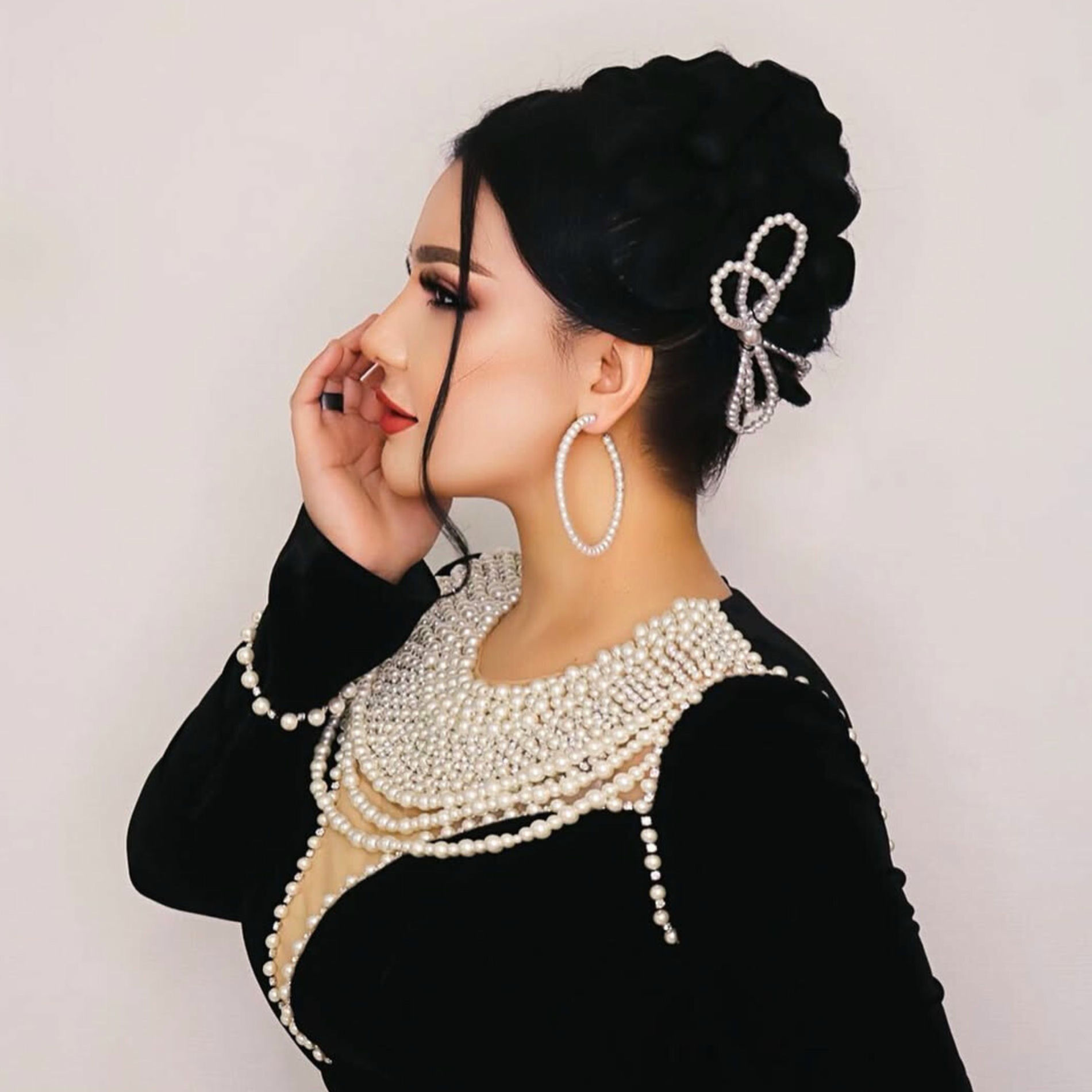 Irqlararo guruh pornosida ahmoq va ikki sevishganlar ortasidagi anal jinsiy aloqa