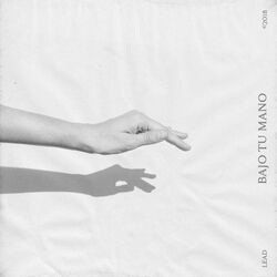 Cover of Bajo tu mano