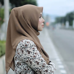 Cover Urang Ka Tigo - Vanny Vabiola