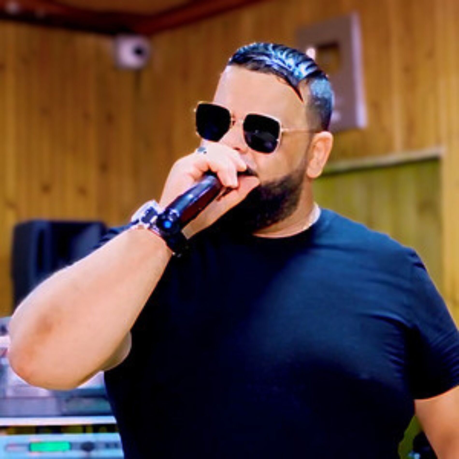 Album cover of عينهم مسوسة