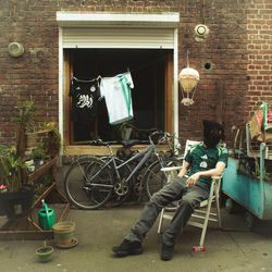 un arabe et des briques