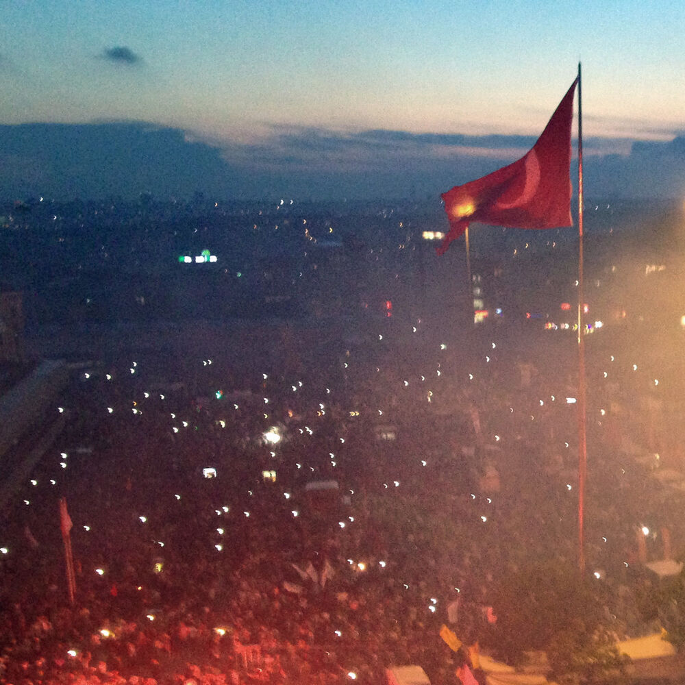 Picture of Kiss in Taksim Square