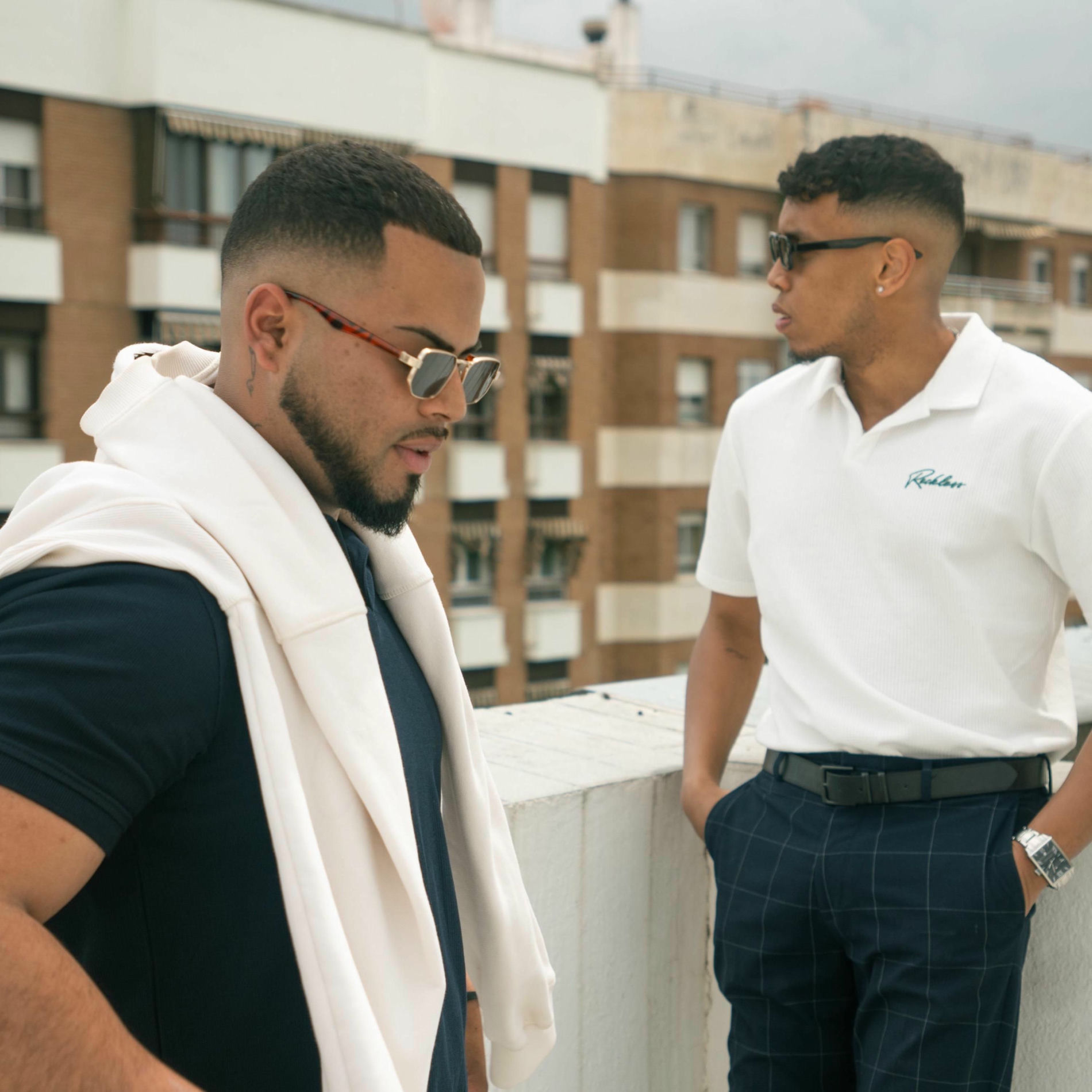 Album cover of Como lo mueve (feat. ALON)