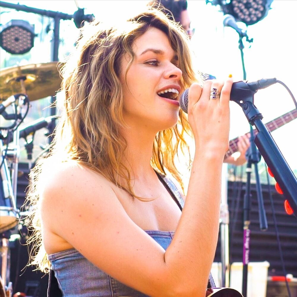 Picture of Summer Collins live at Skip the Record
