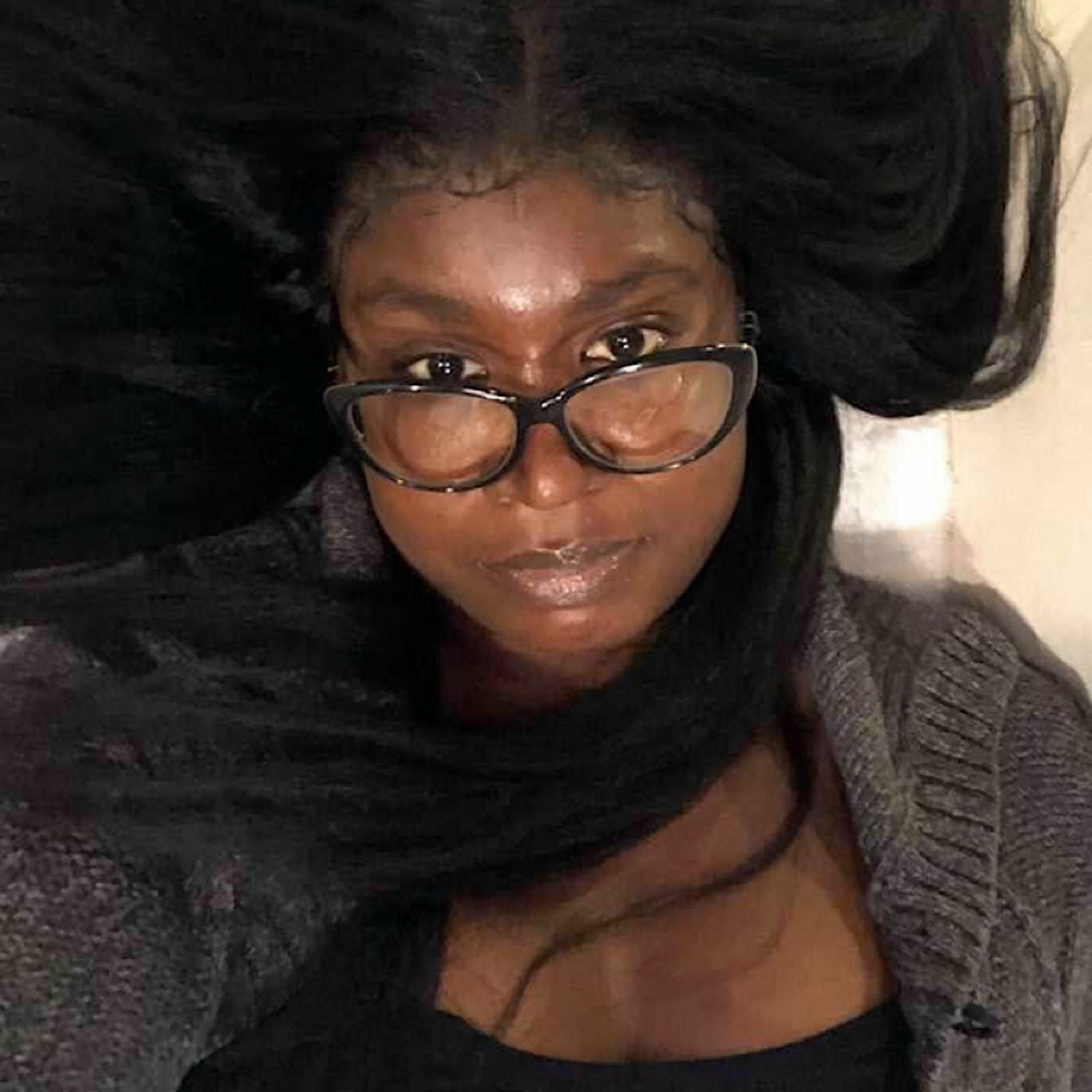 Tort oyoqqa turgan yalangoch qizlarning fotosuratlari