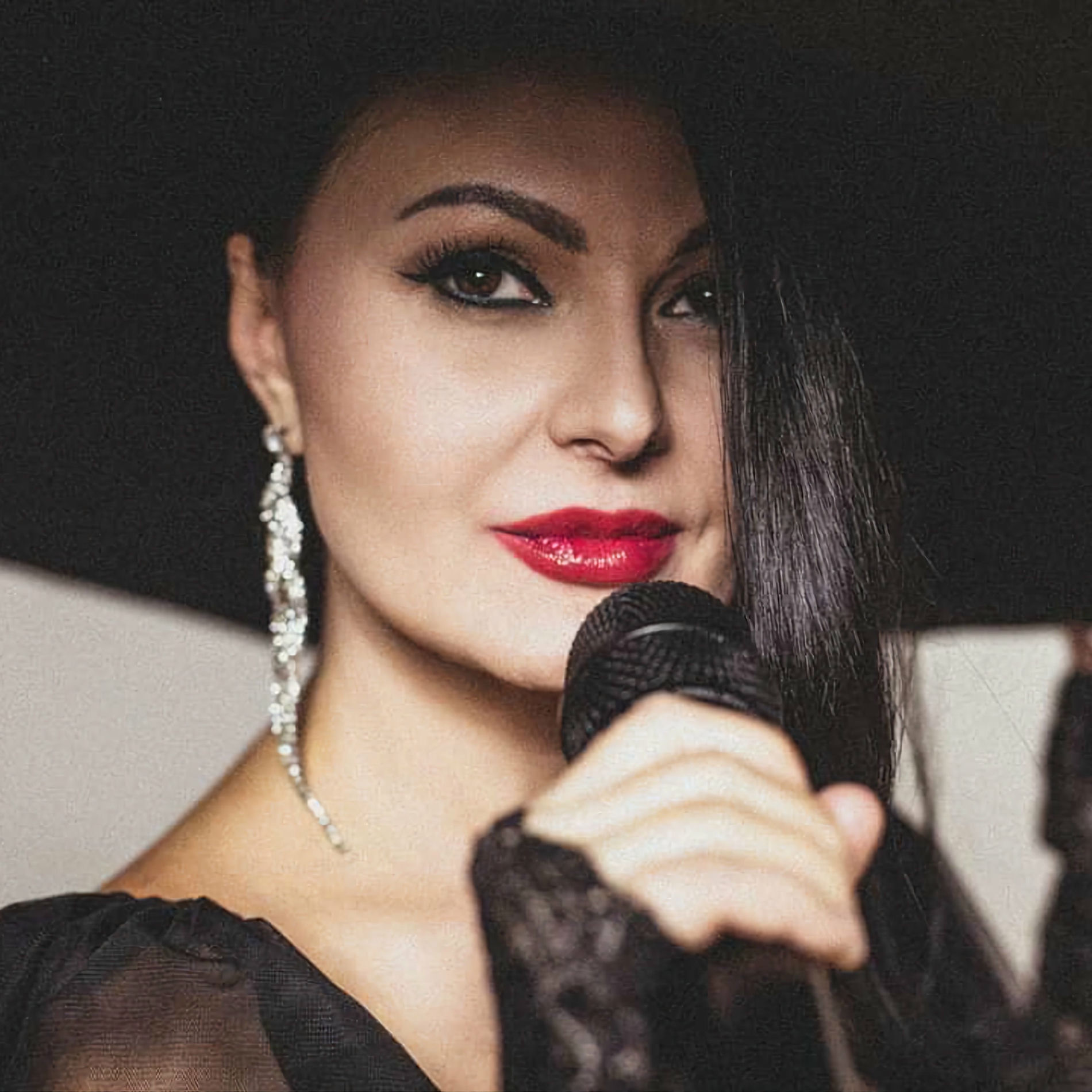 Rus tilida jinsiy aloqa Jinsiy aloqa videosi: Buvisi va bobosi katta kokrakli nevarasini aldashmoqda