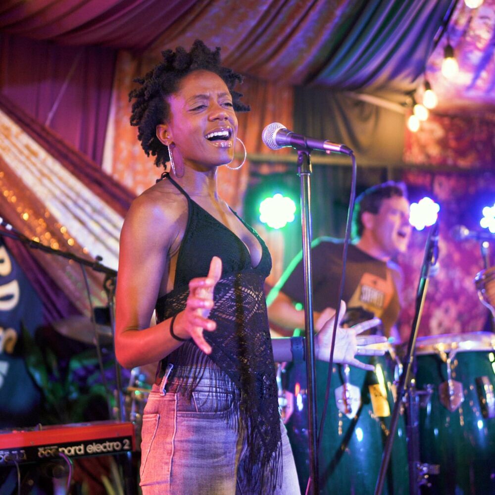 Picture of Niki J Crawford live at Skip the Record