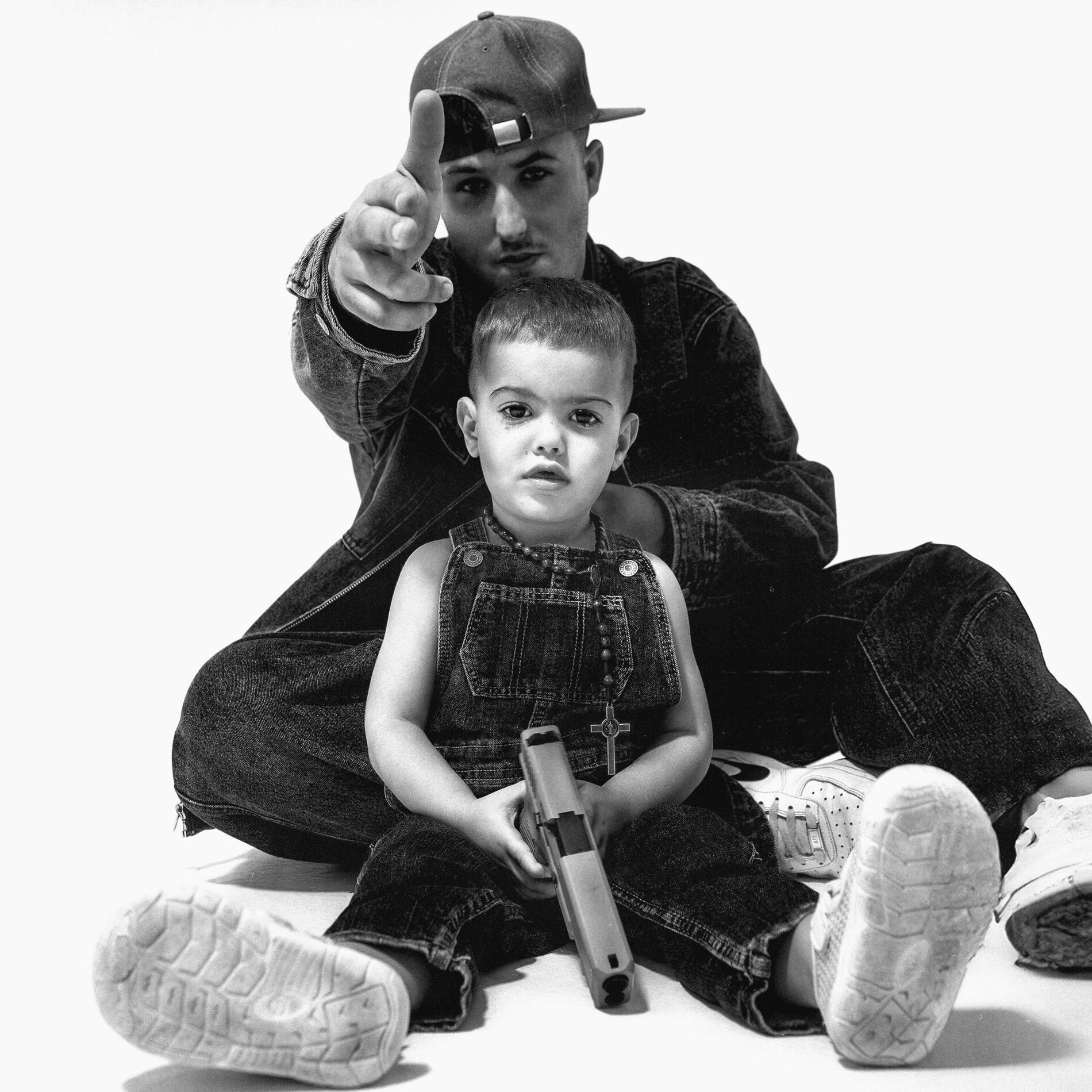 Album cover of UN ROSARIO Y UNA GLOCK