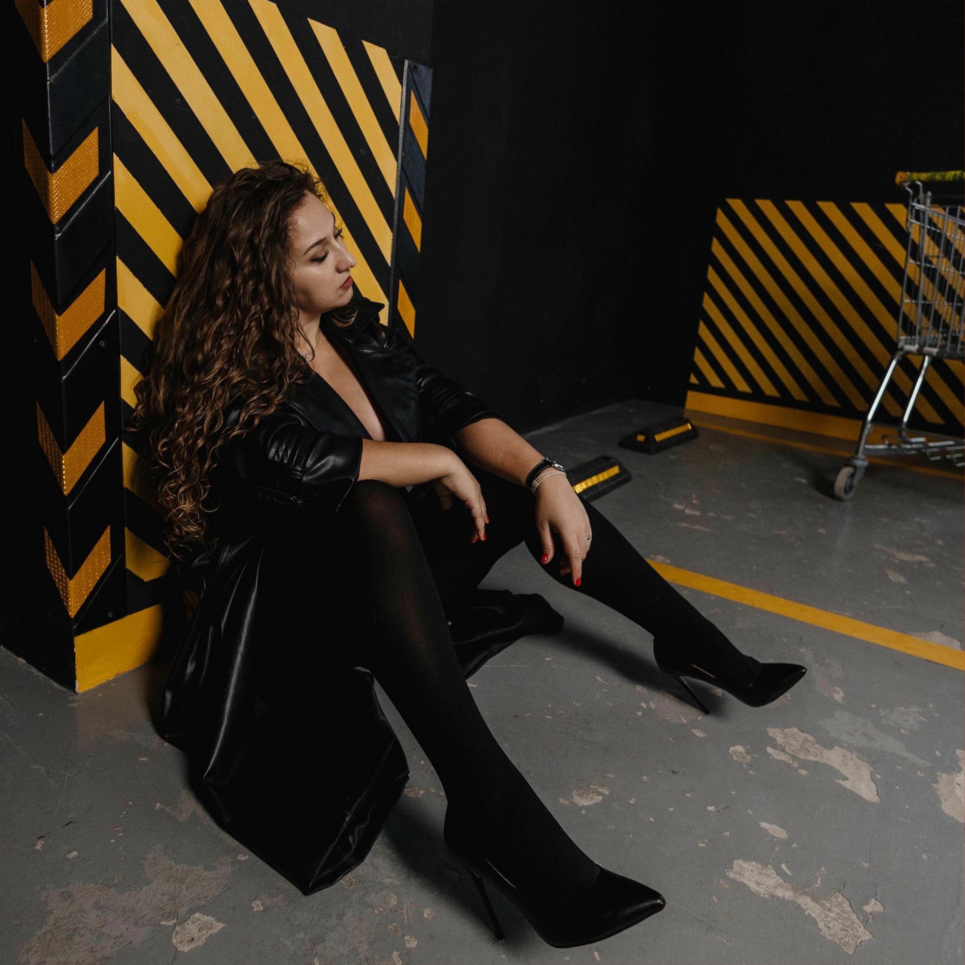 Саша Савельева порнода Мен мас күйінде ұйықтап жатқан әйелімді құрбыммен сиқтым